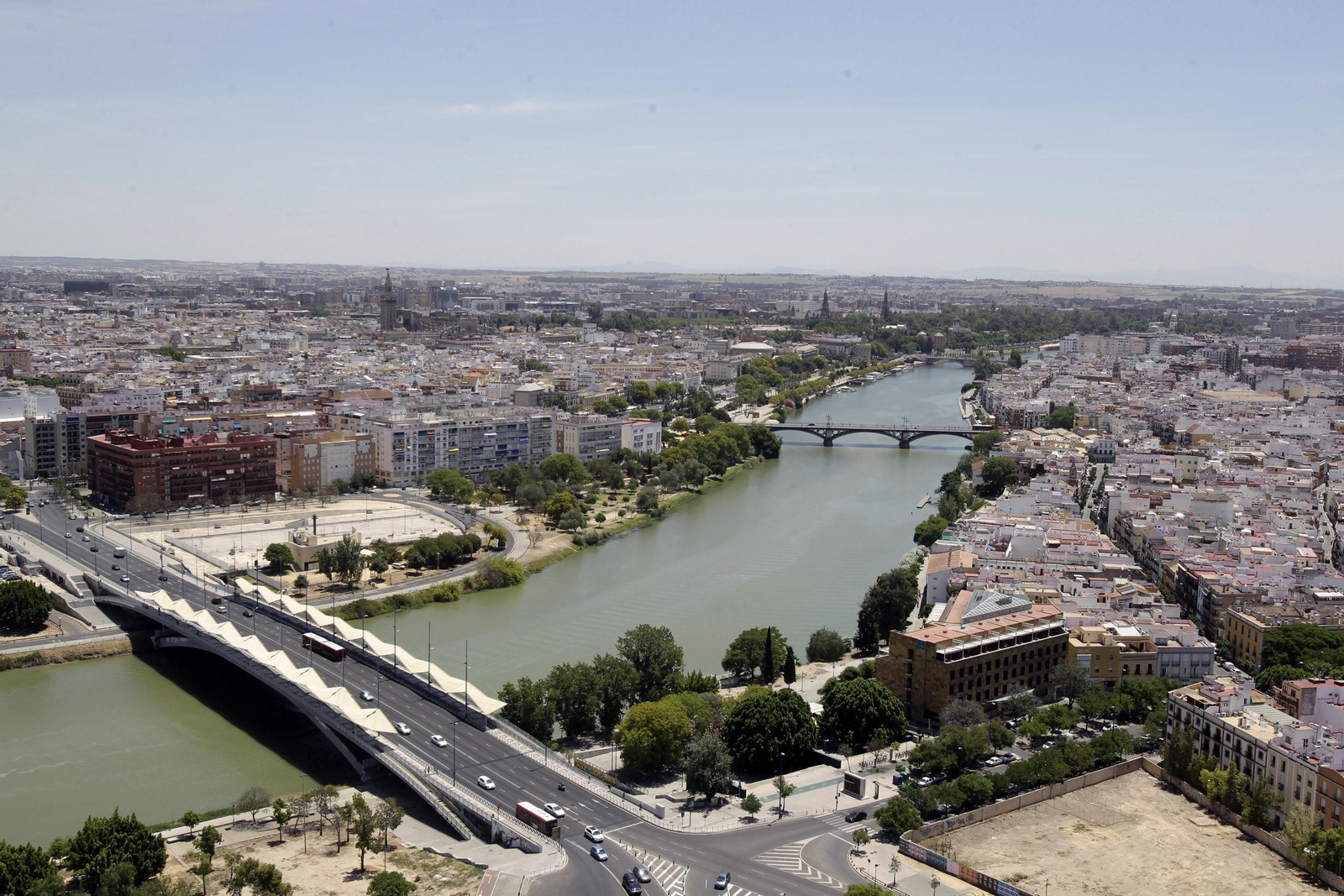 Vista panorámica de la ciudad en torno al Guadalquivir.