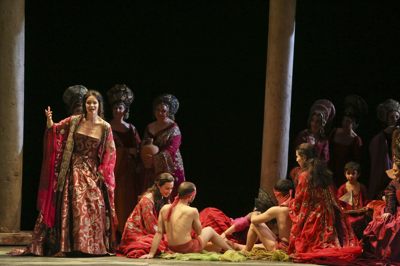 'La favorita', un viaje de la guerra a la redención, en fotos