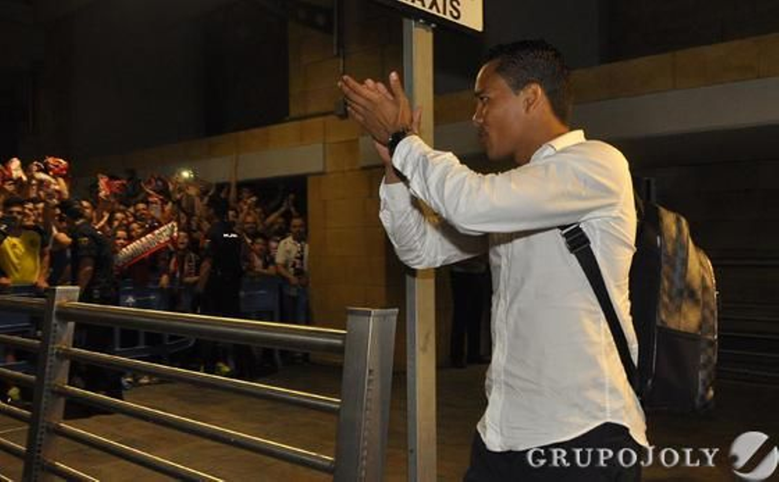 El Sevilla llega al aeropuerto arropados por cientos de aficionados.

Foto: Manuel Gomez