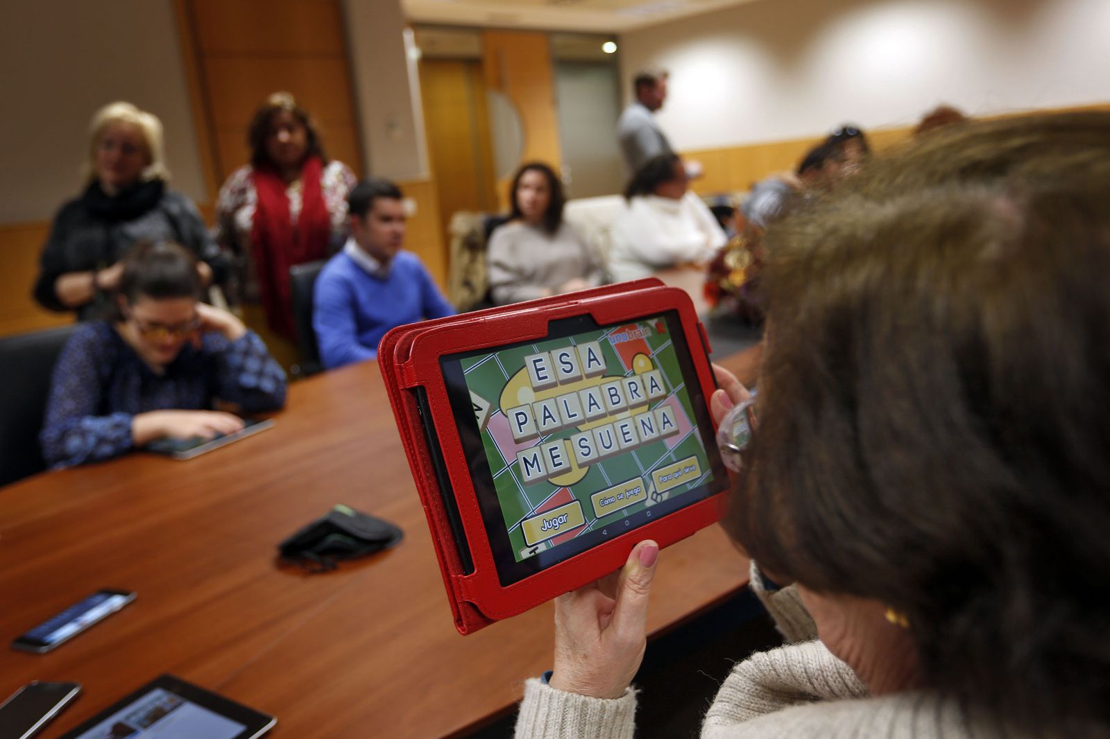 Una usuaria de la ONCE, con uno de los juegos presentados ayer.