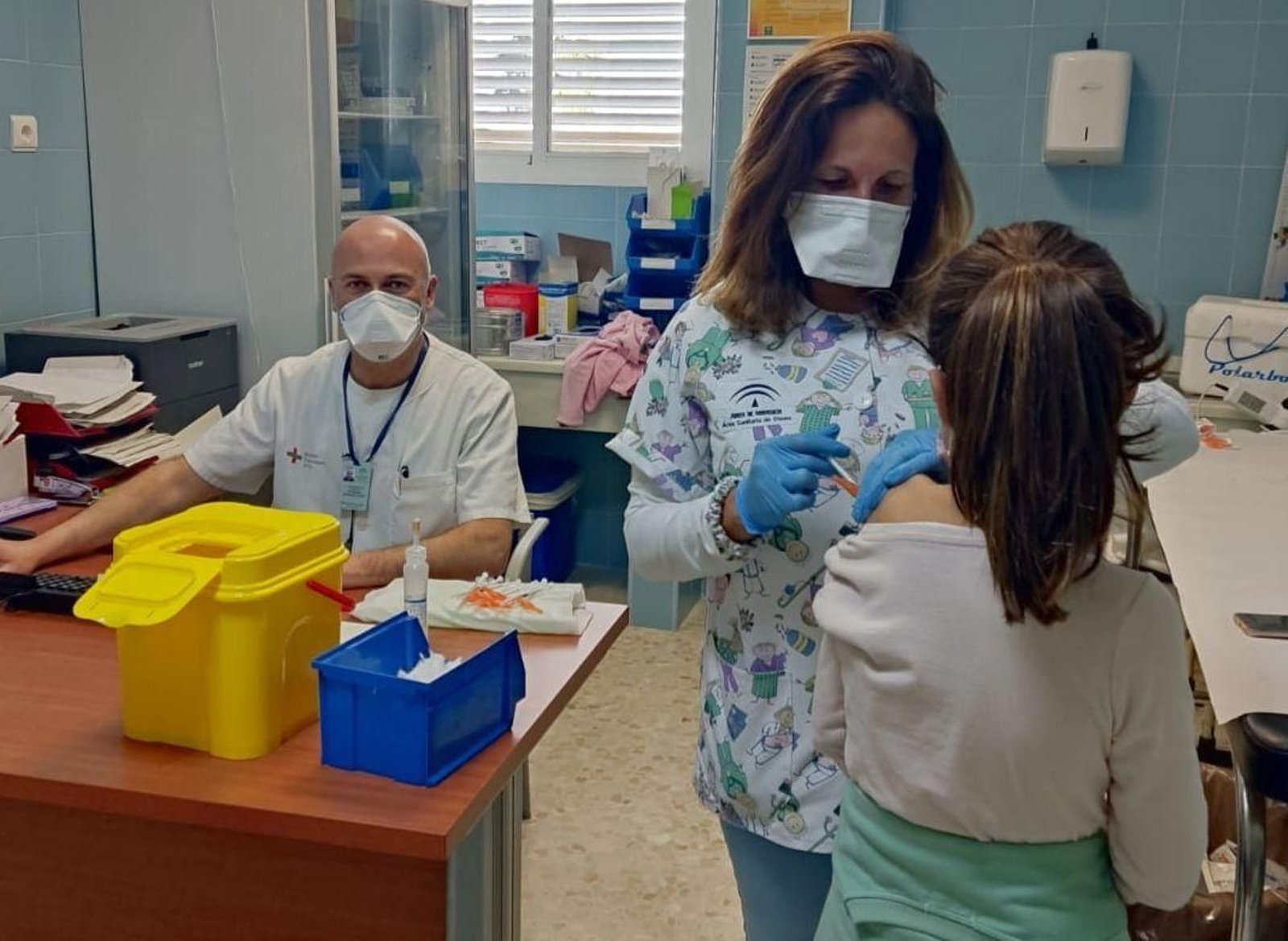 Profesionales de un centro de salud en una consulta de Pediatría.