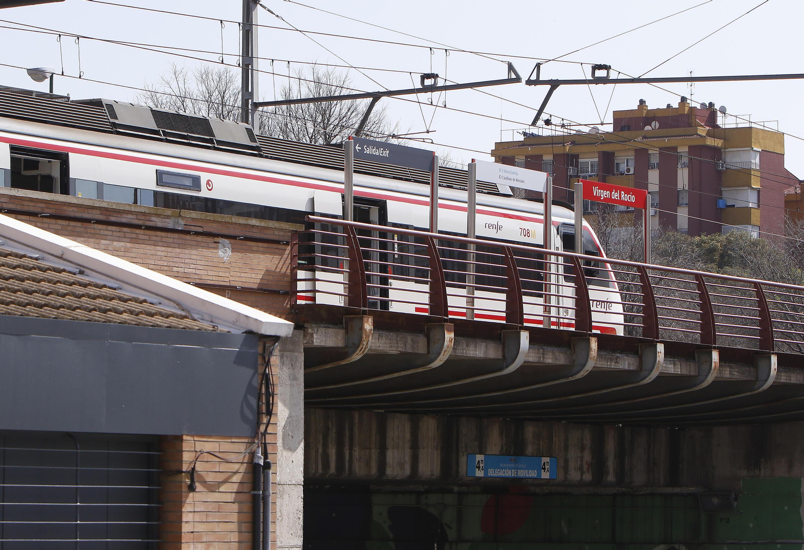El Cercanías en el apeadero del Hospital Virgen del Rocío, en la zona Sur de la ciudad.