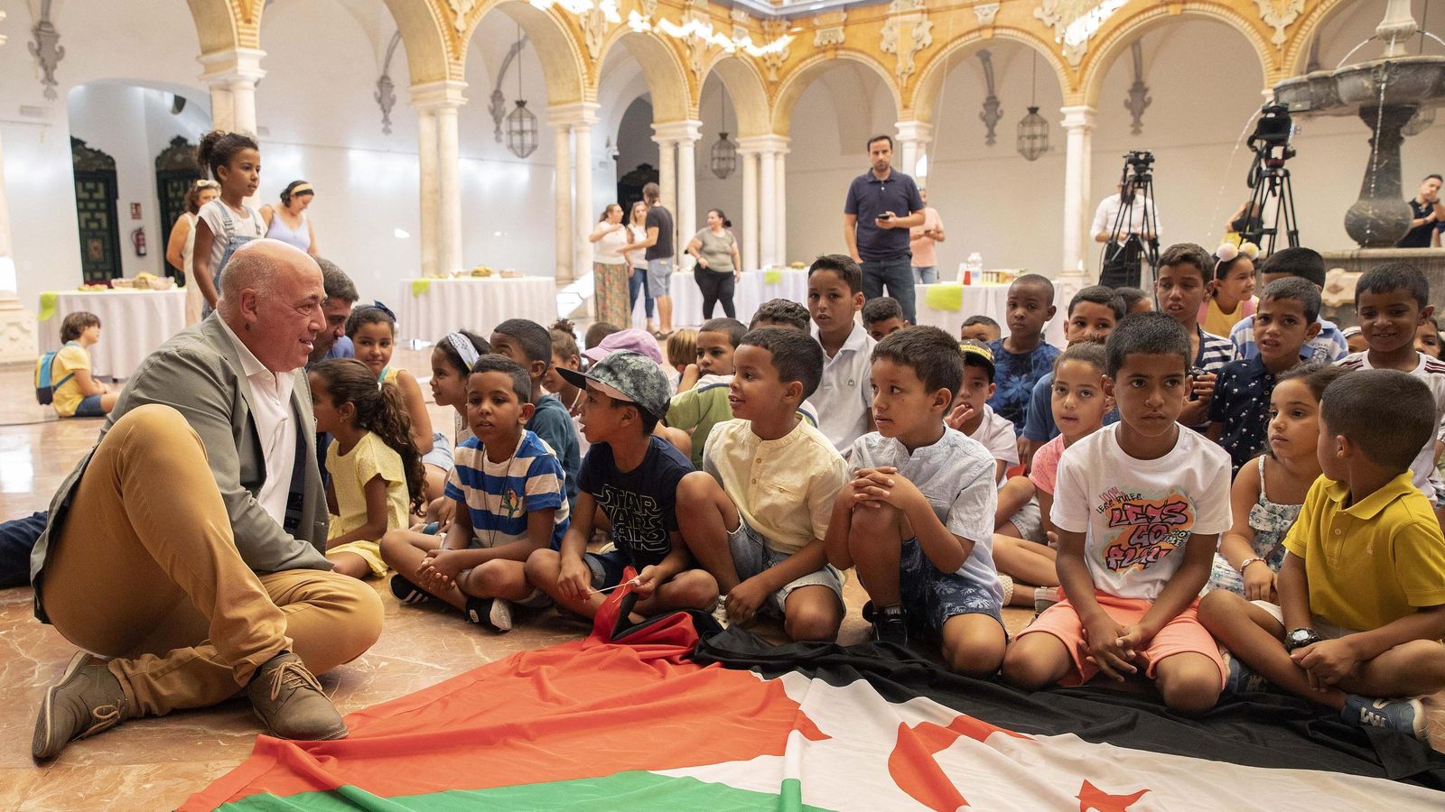 Antonio Ruiz dialoga con los menores en el palacio de la Merced.