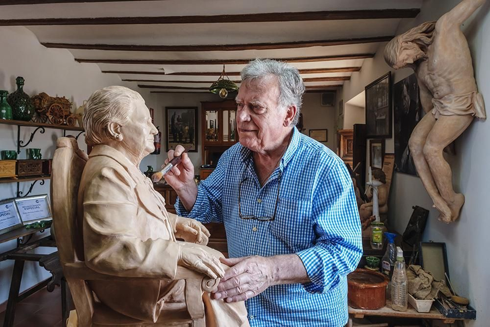 En este alfar, Pablo Tito aprendió el noble oficio de alfarero de la mano de su padre Paco Tito y su abuelo Tito, de quien hereda el respeto por la tradición y el afán de superación.