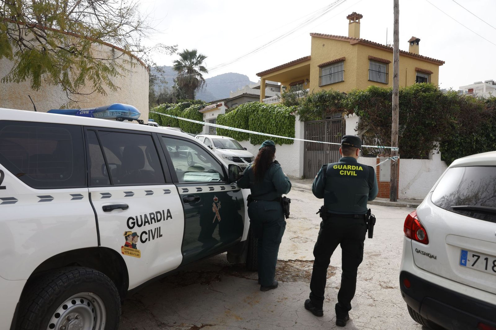 Guardias civiles junto a la vivienda en la que fue hallado el cadáver