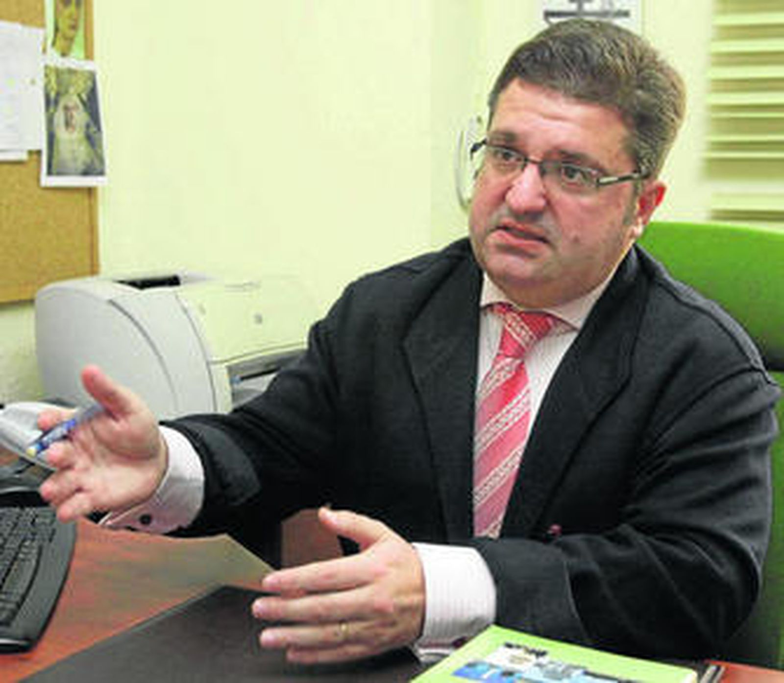 Manuel Luis Pazos Casado, en su despacho de la Facultad de Económicas.