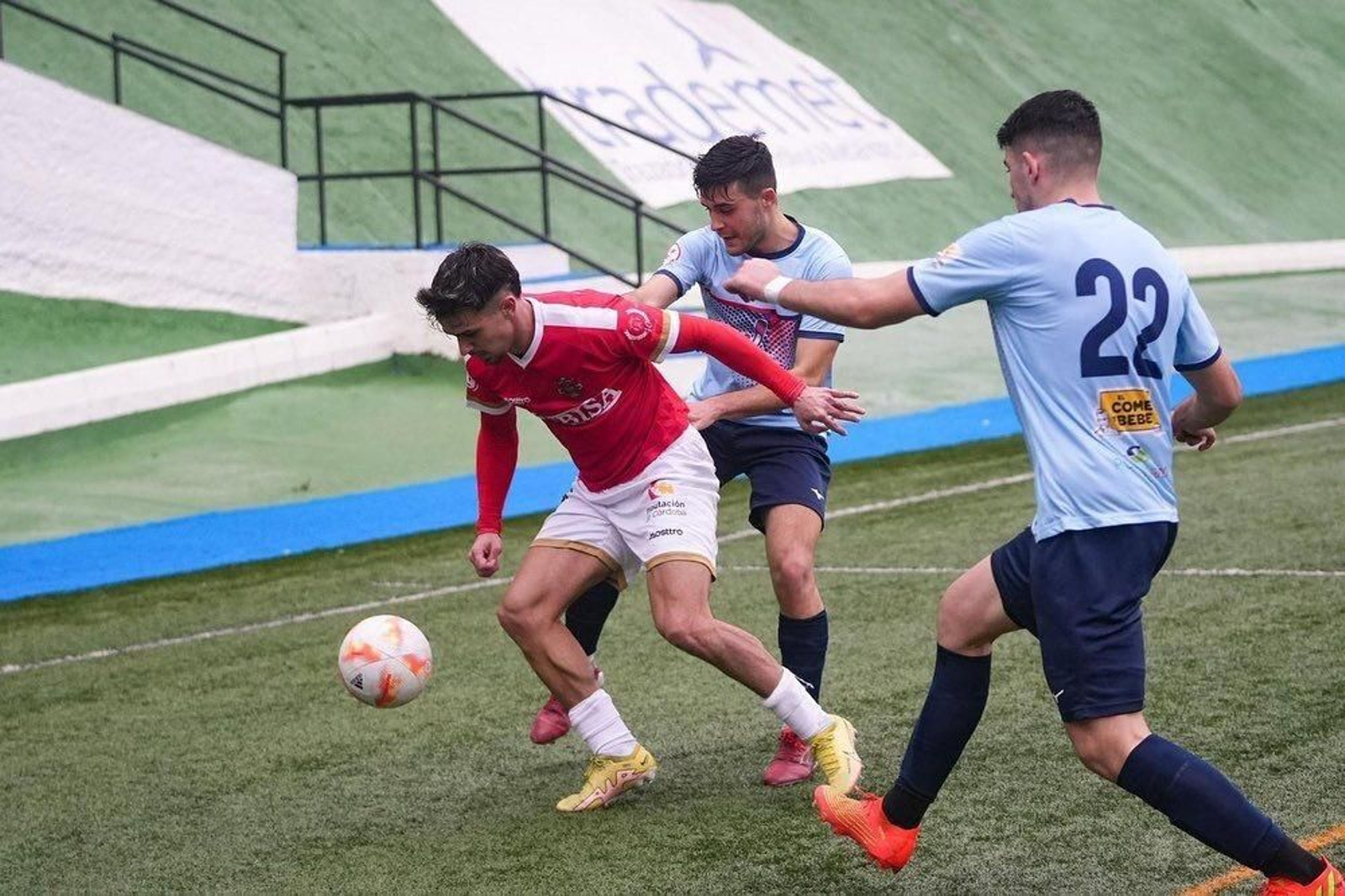 Juan Andrés pelea un balón como jugador del Atlético Espeleño.
