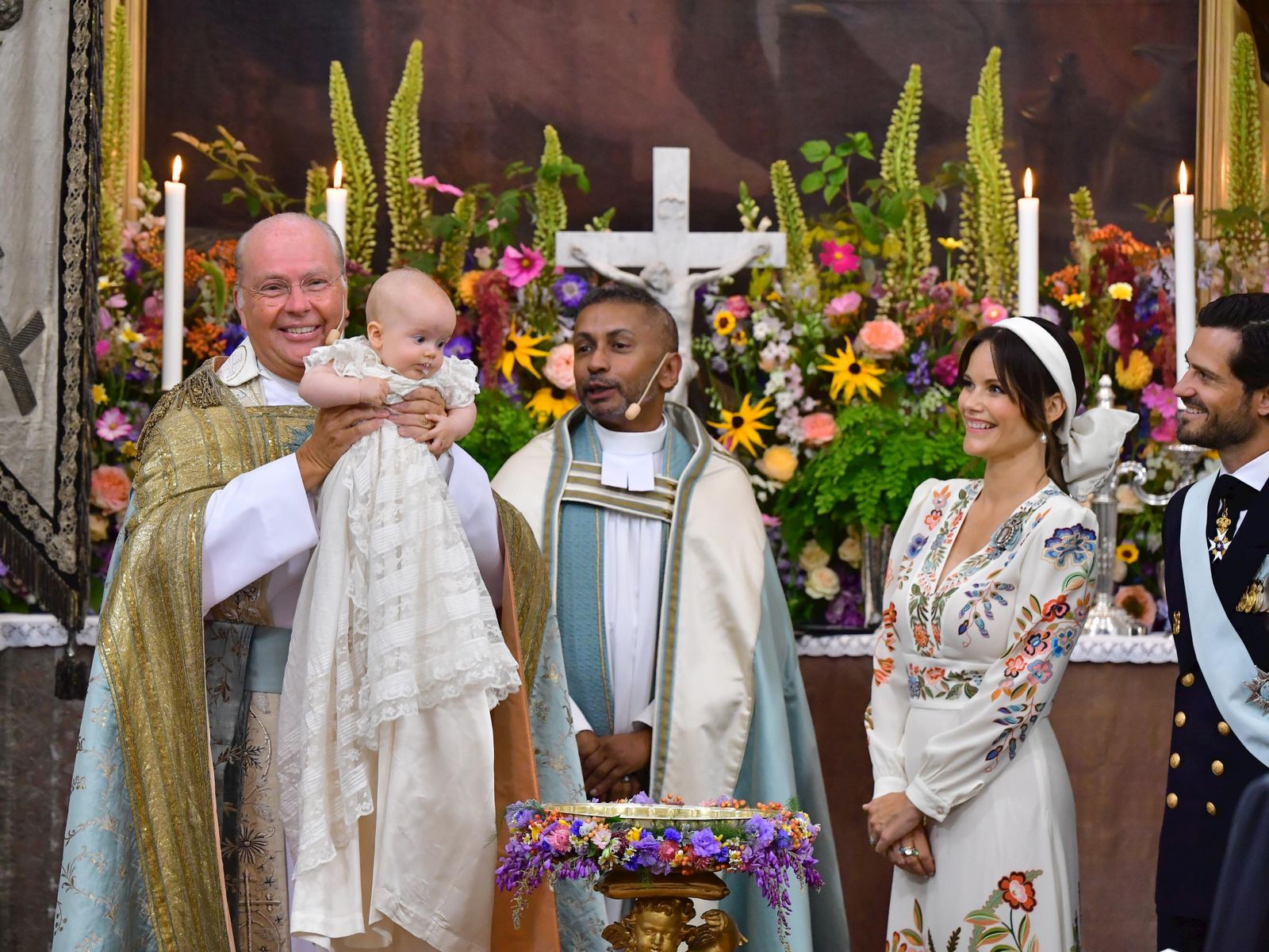 El sacerdote presenta al príncipe Julián tras ser bautizado.