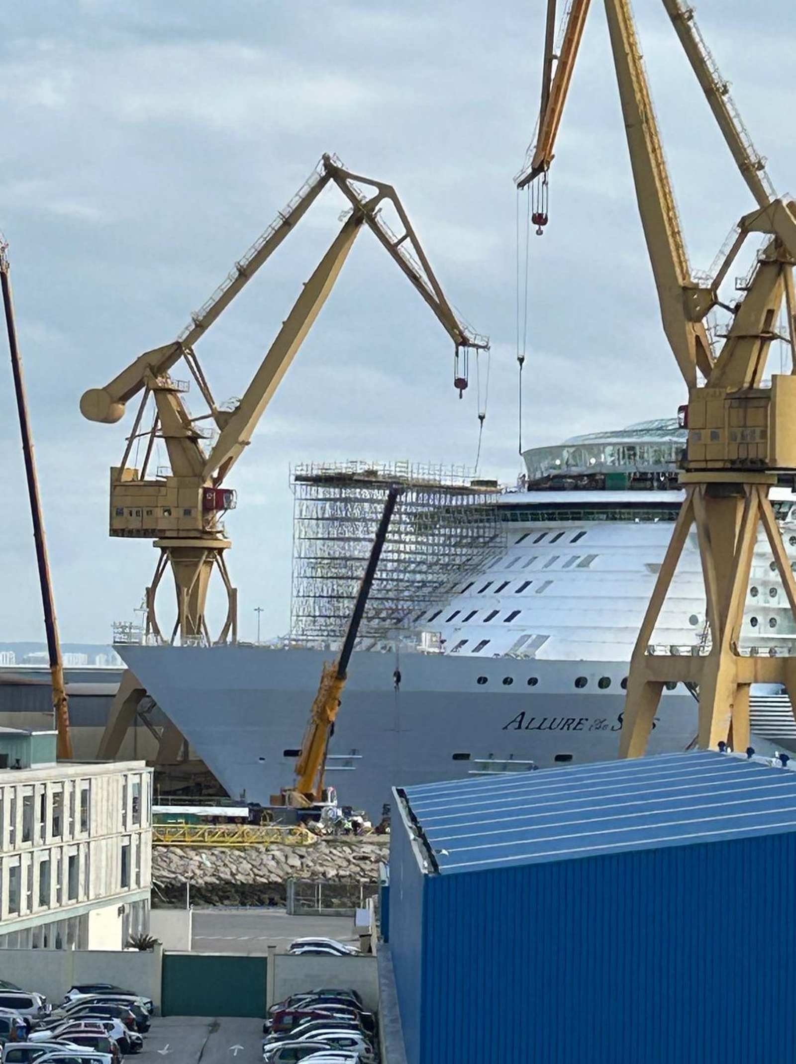 Este jueves pasado estaban ya montados varios andamios y las grúas trabajaban sin parar en el astillero gaditano.