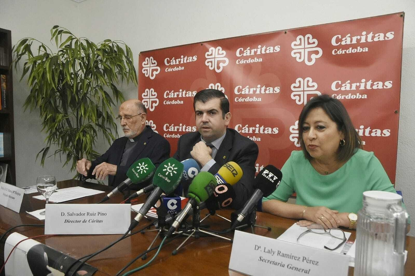 Manuel María Hinojosa, Salvador Ruiz y Laly Ramírez, en la sede de Cáritas.