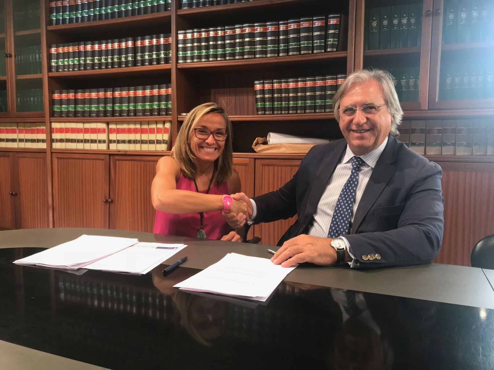 Rosa Amuedo y Francisco Camas, tras la firma del acuerdo.