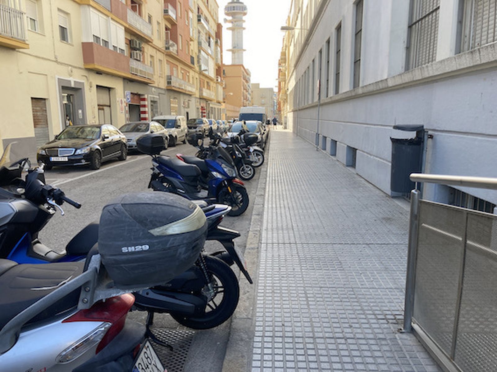 Así son los complicados accesos a los colegios de Cádiz