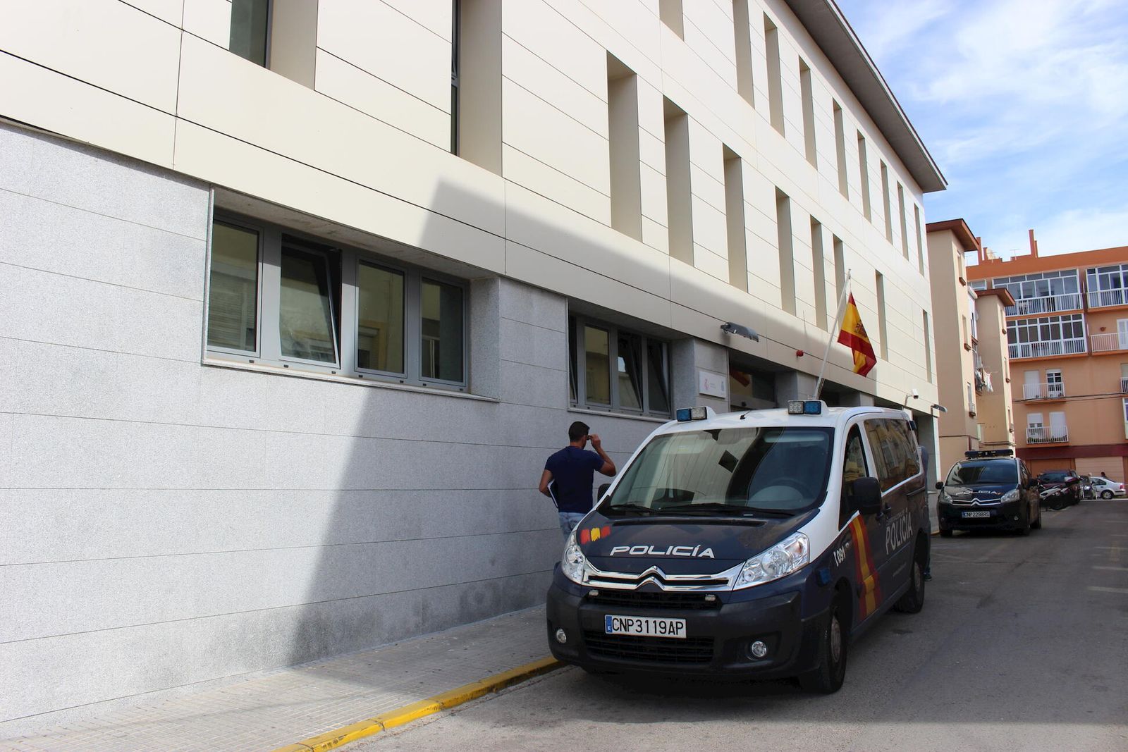 Un vehículo policial a las puertas de una comisaría.