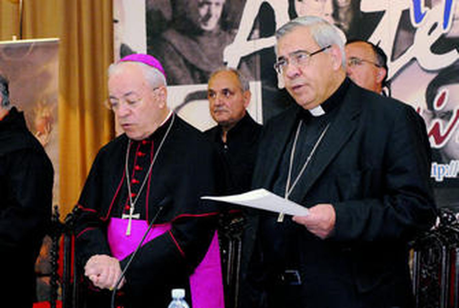 El nuncio en España, Manuel Monteiro de Castro, con el arzobispo de Granada, Francisco Javier Martínez.