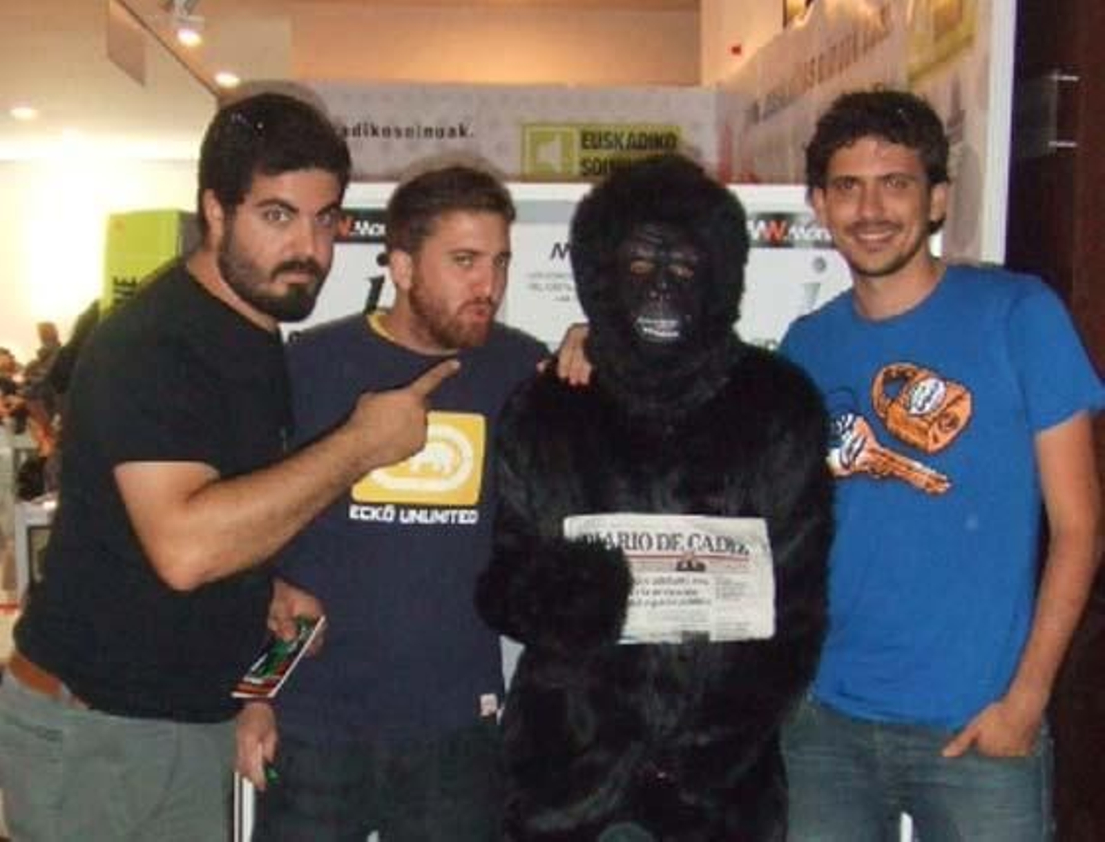 Iba para hombre, pero se quedó en mono. Eso sí, un mono muy leído, que va con su Diario a todas partes. Si te encontraste con nuestro particular monkey el sábado, búscate en esta galería. 

Foto: Senda