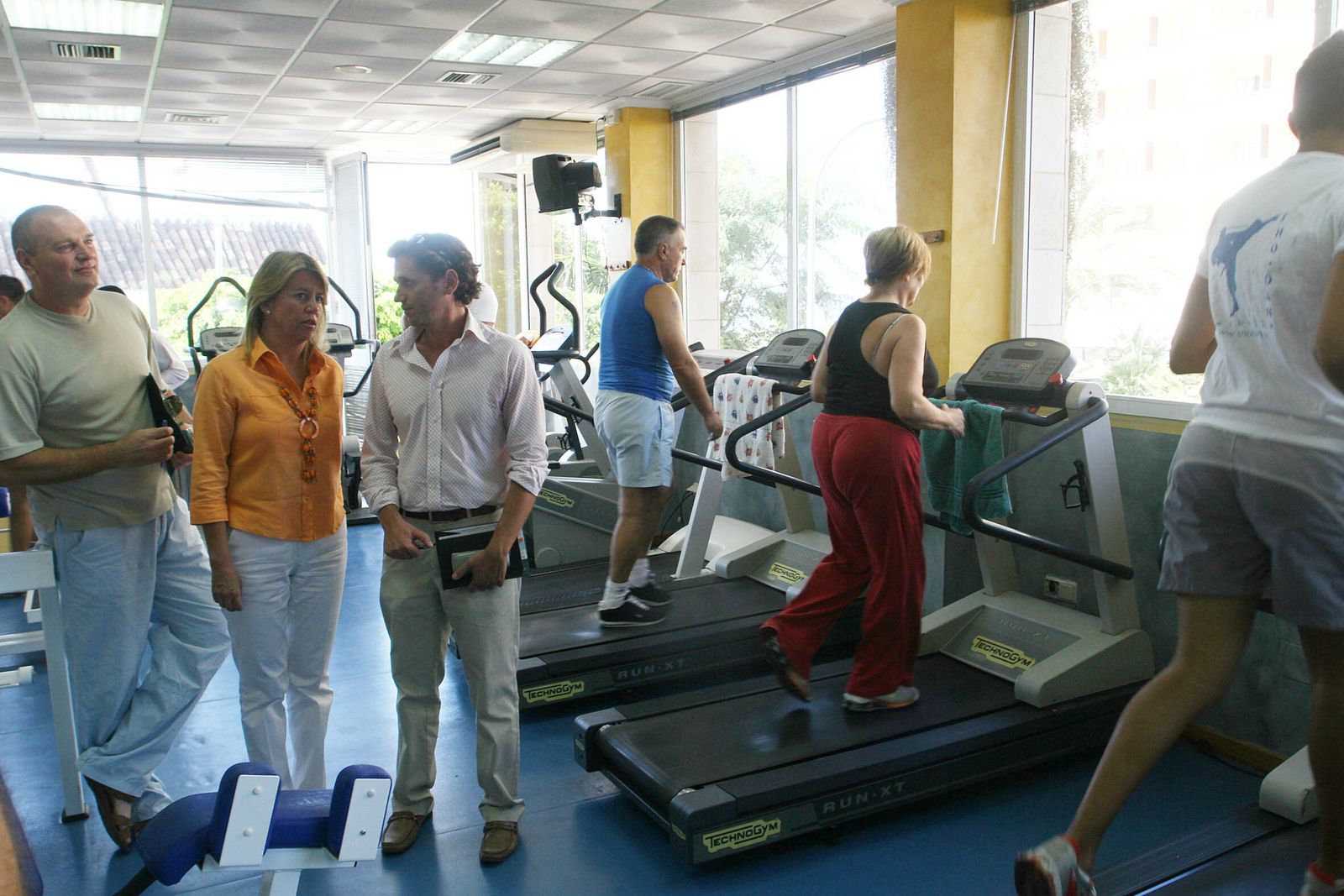La alcaldesa, Ángeles Muñoz, durante una visita a un gimnasio  municipal de Marbella  (Archivo)