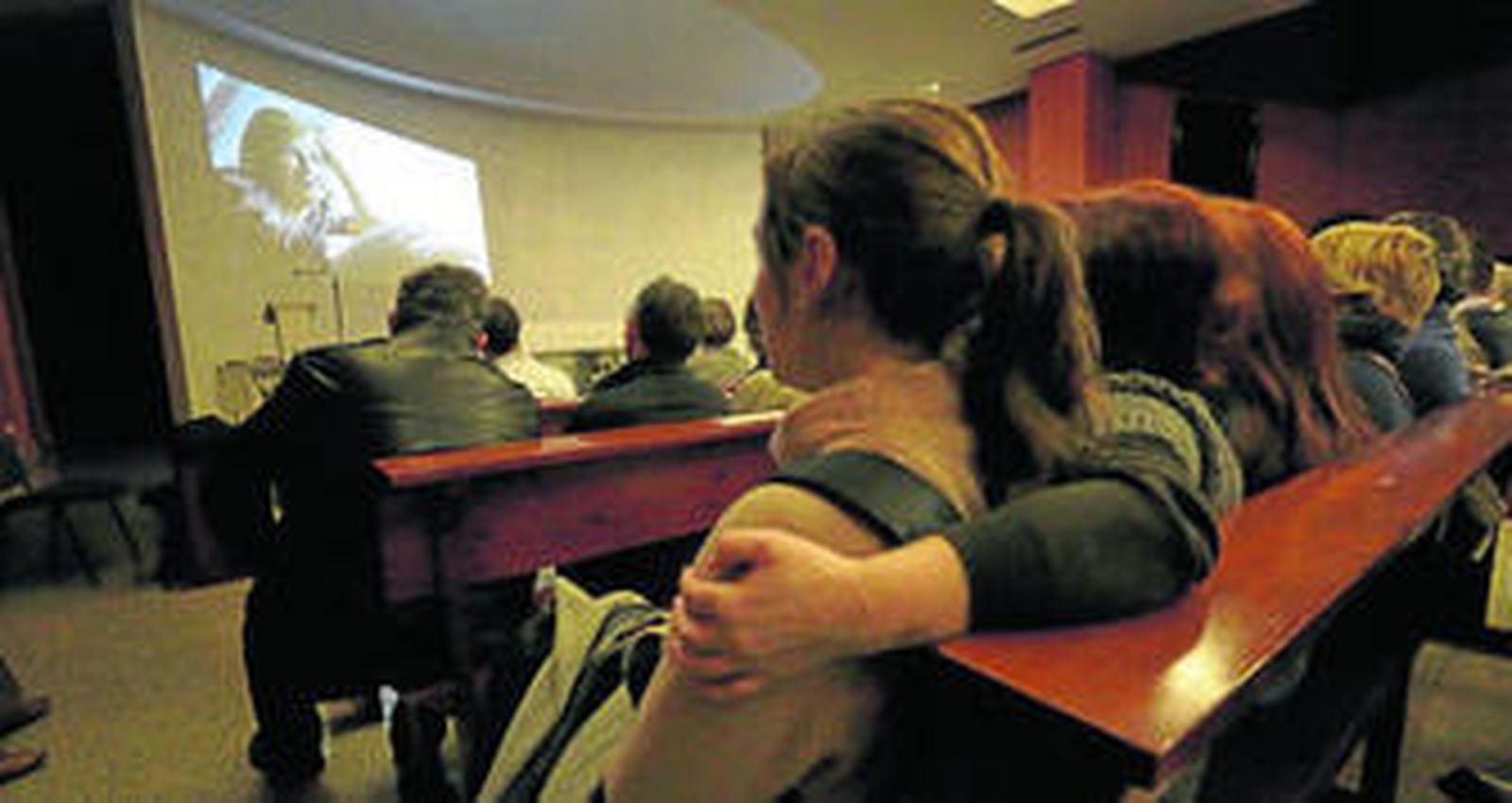 En la capilla del tanatorio de Sevilla, llena de gente, proyectaron imágenes de Concha Caballero.