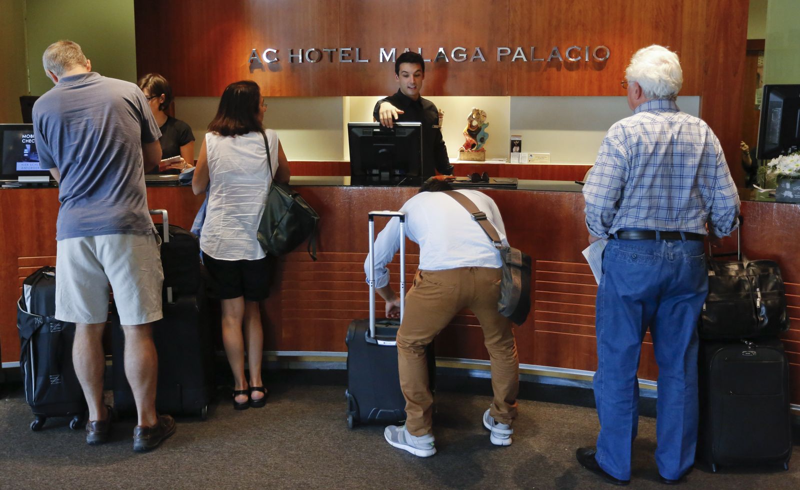 Varias personas en el recibidor de un hotel de la capital.
