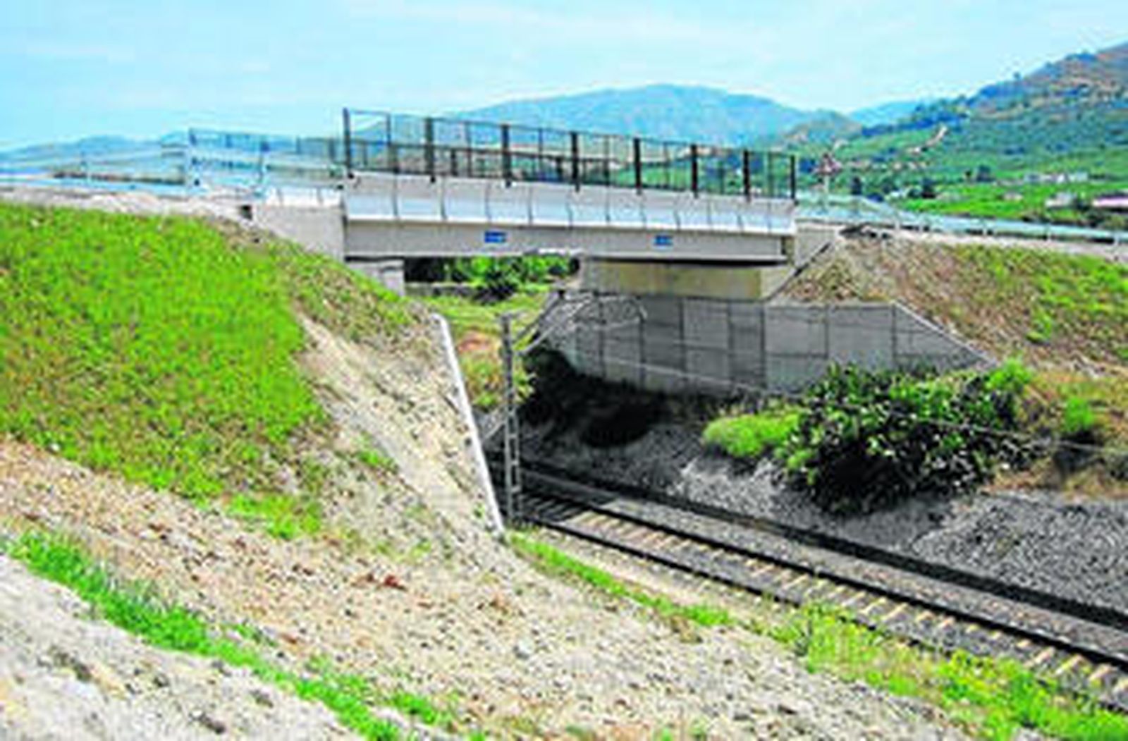 El paso elevado quedó abierto ayer al tráfico.
