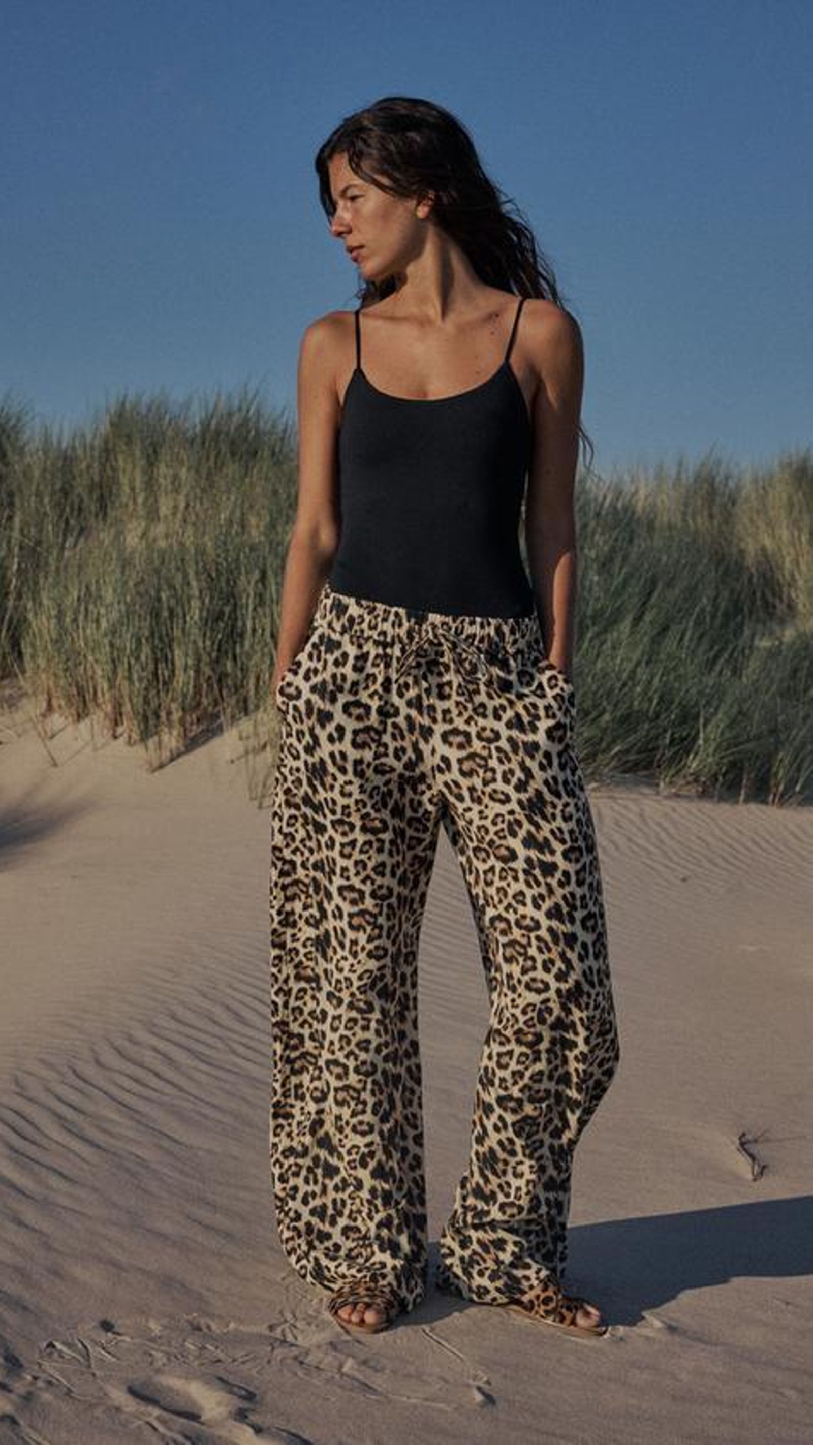 Pantalones de leopardo de Zara.