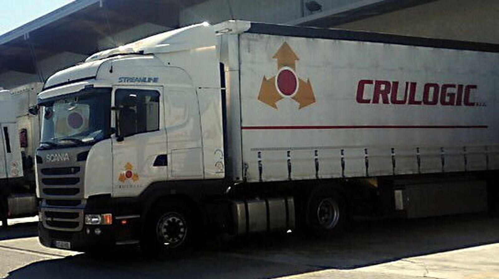 Un camión de la empresa de transportes Crulogic