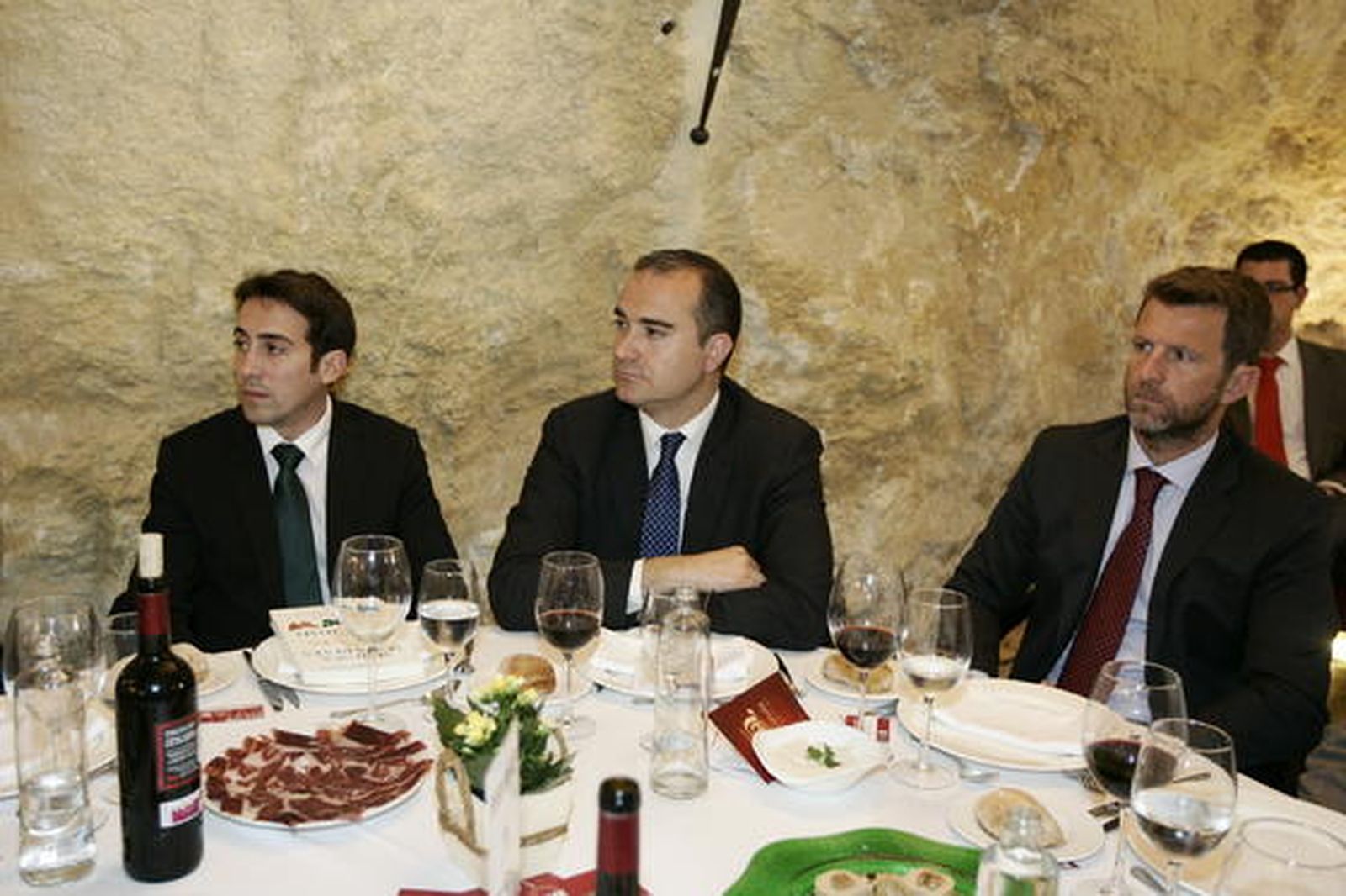 Óscar Liria y Amos García (Diputación de Almería) y Fernando Ortega (Gerente Grupo Joly)

Foto: Javier Alonso