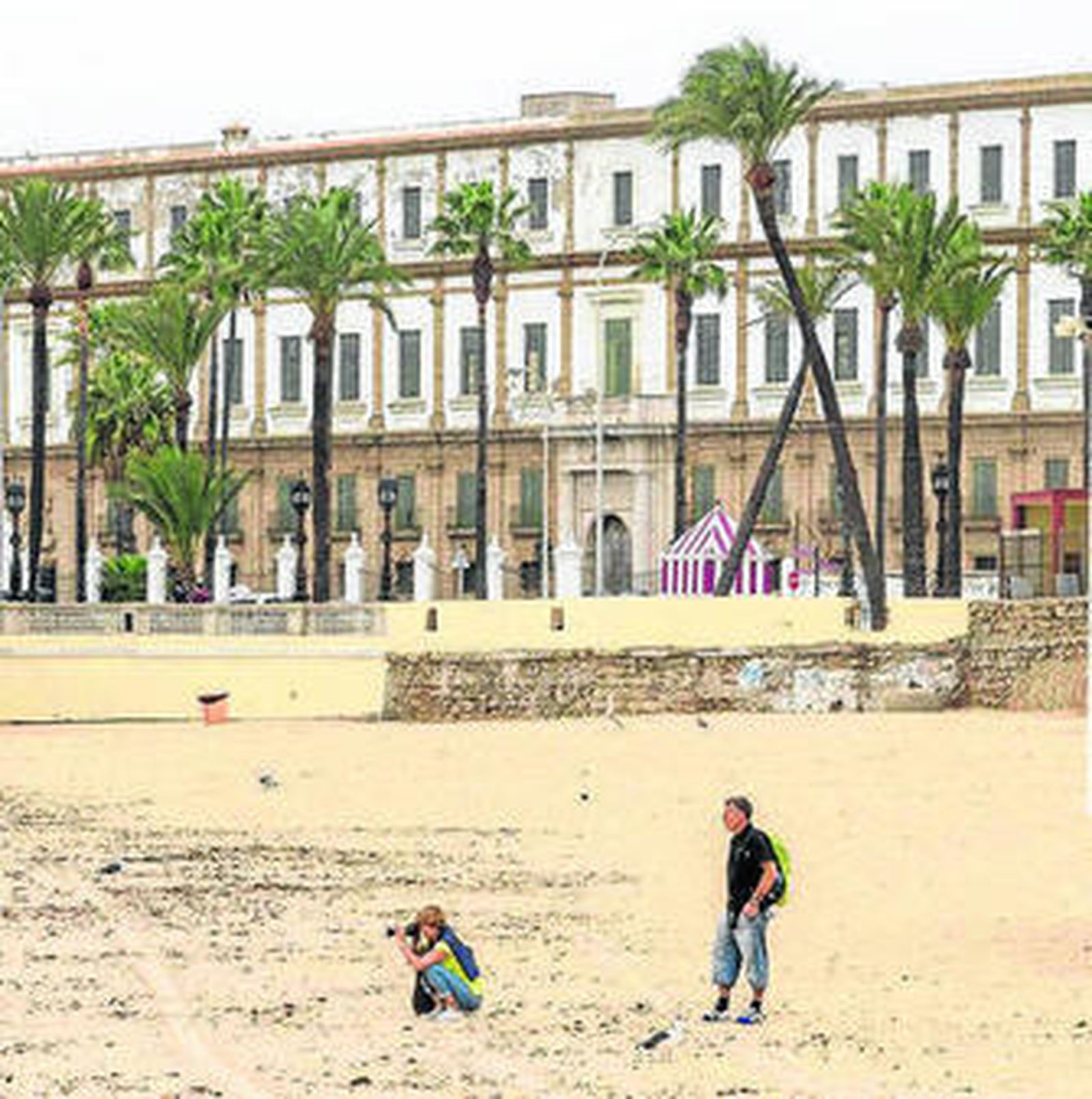 El edificio de Valcárcel, situado frente a la playa de La Caleta.