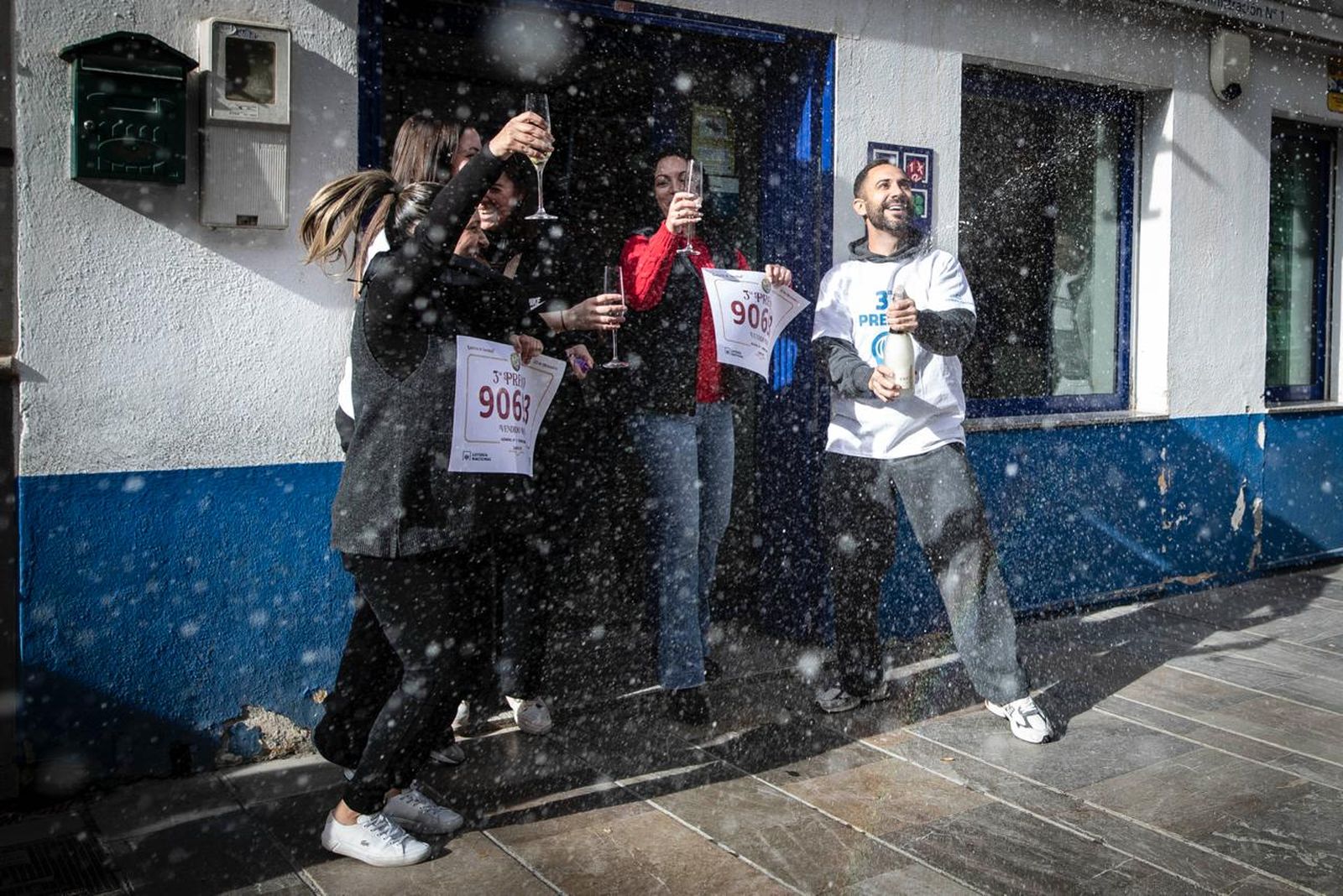 Las imágenes de la euforia en Santa Fe tras los 25 millones que deja la Lotería de Navidad