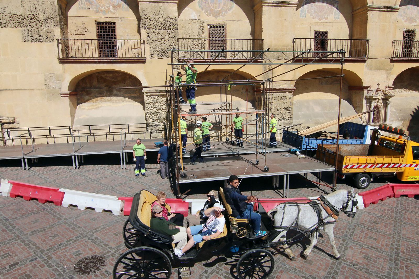 Operarios colocan las estructuras para la nueva carrera oficial.