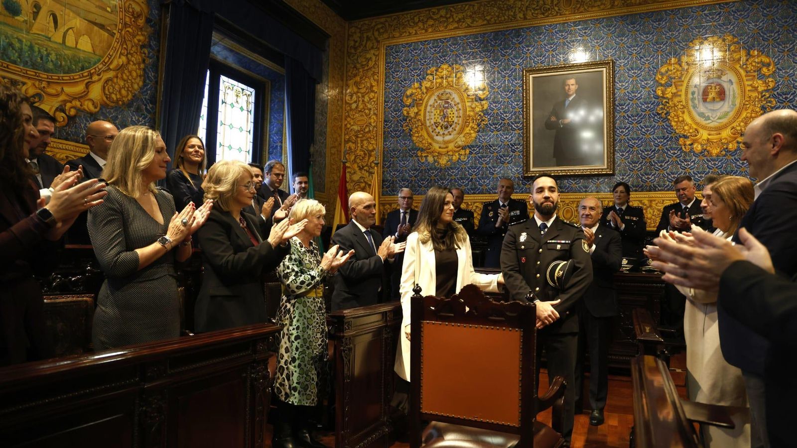 El inspector jefe de la Policía Nacional que fue atropellado por unos narcos recibe la insignia de Algeciras, este sábado.
