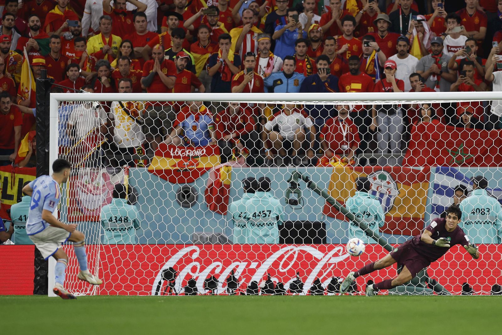 Bono detiene un penalti a España en el Mundial de Qatar.