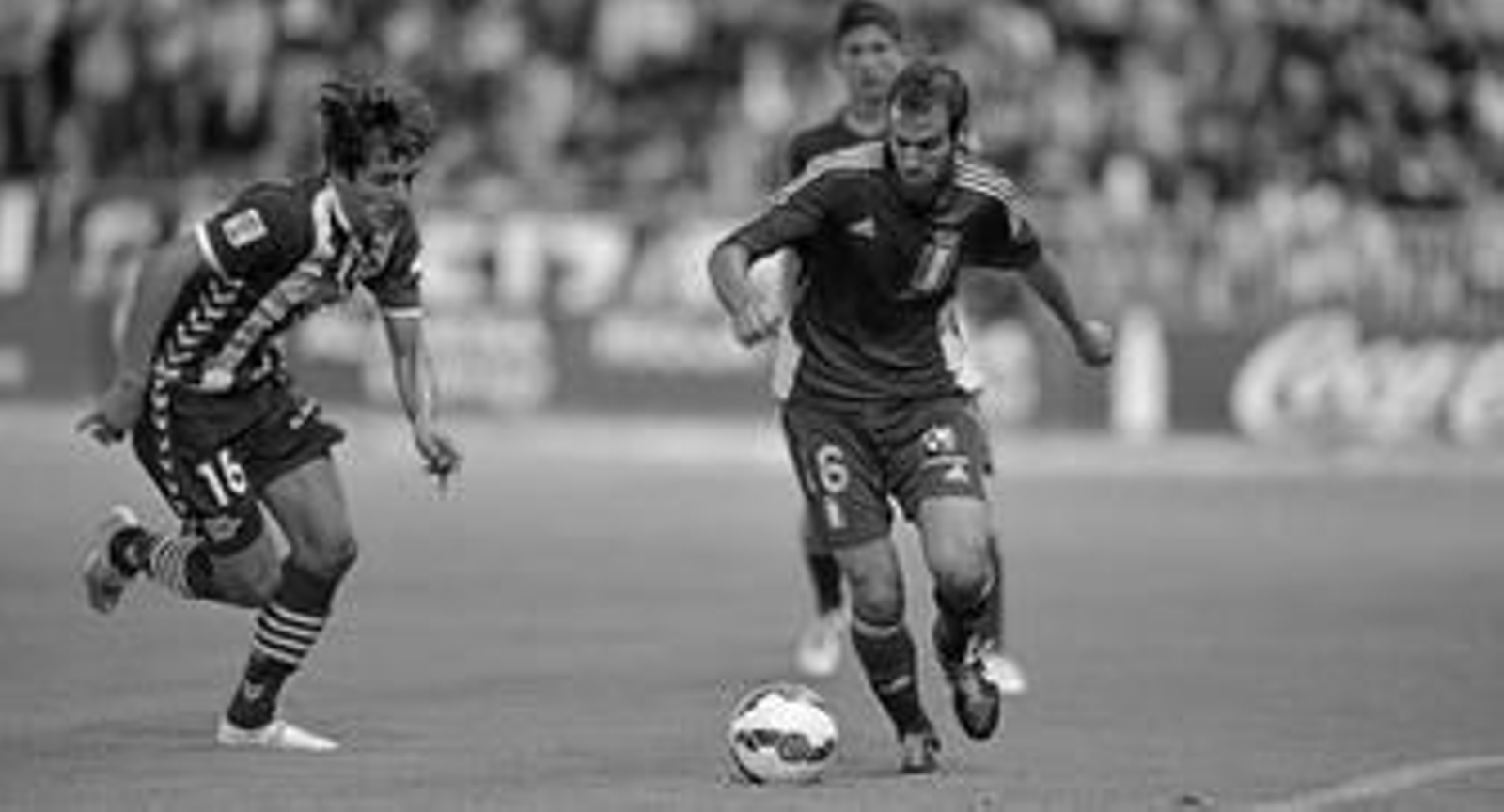 Sangalli intenta obstruir el avance de Víctor Díaz.