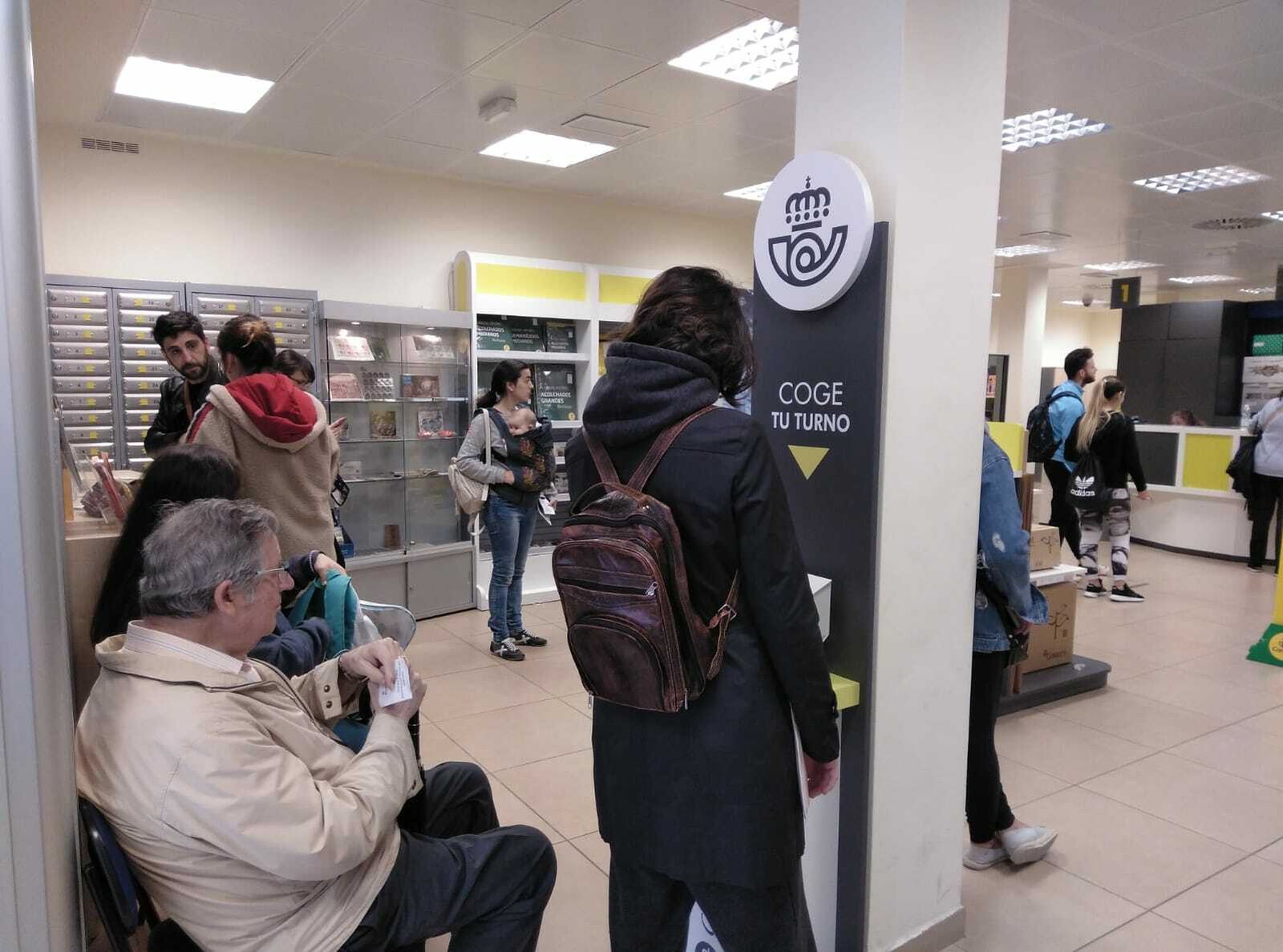 Ciudadanos esperando en la oficina de Correos del centro Norte, en Jesús del Gran Poder.