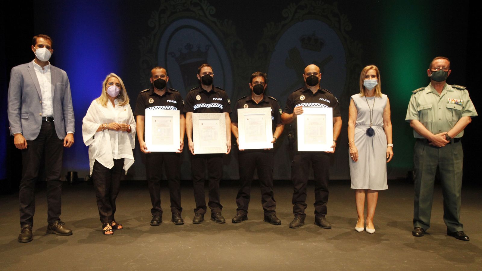 Los cuatro agentes de la Policía Local de Cartaya muestran sus plazas junto a las autoridades asistentes