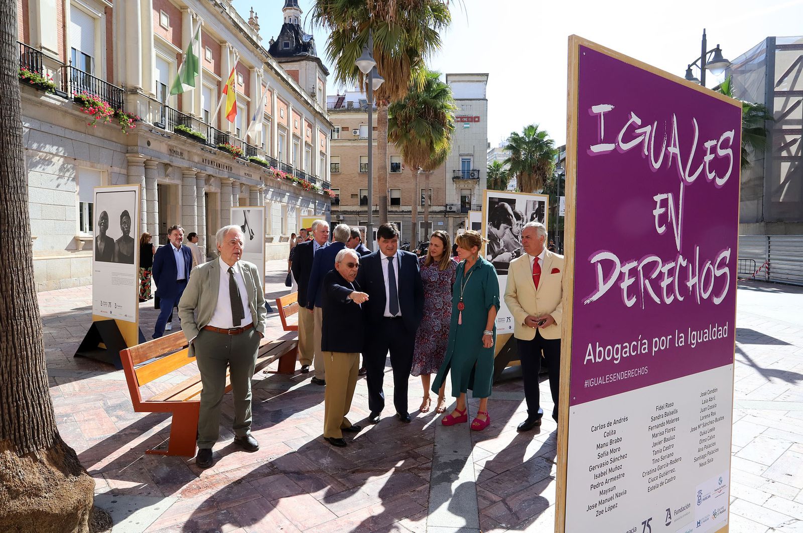 Fernando Vergel realiza indicaciones al alcalde, los concejales y la presidenta del Puerto sobre una fotografía.