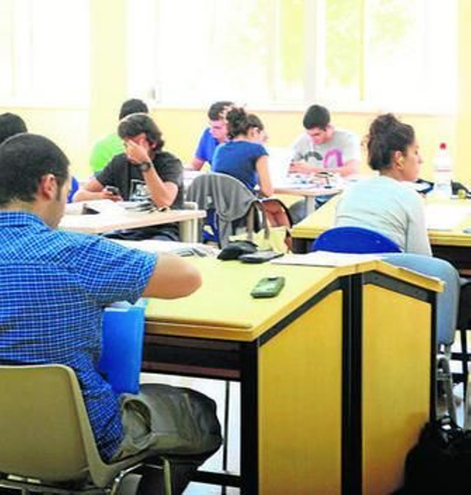 Jóvenes estudiando en un aula del Edificio Galileo.