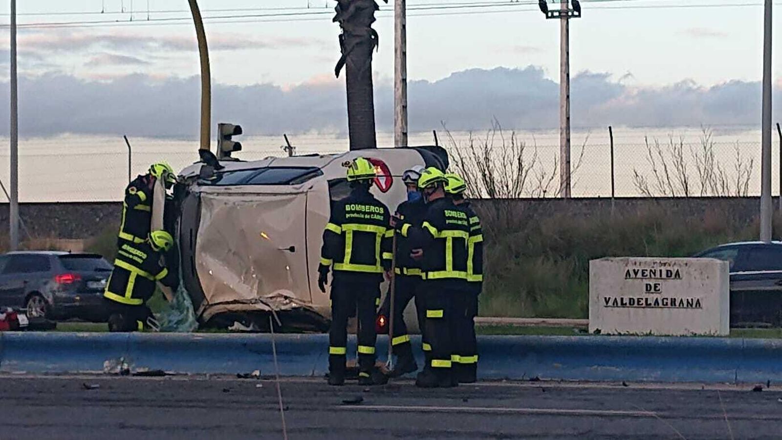 Uno de los vehículos quedó volcado sobre la mediana.