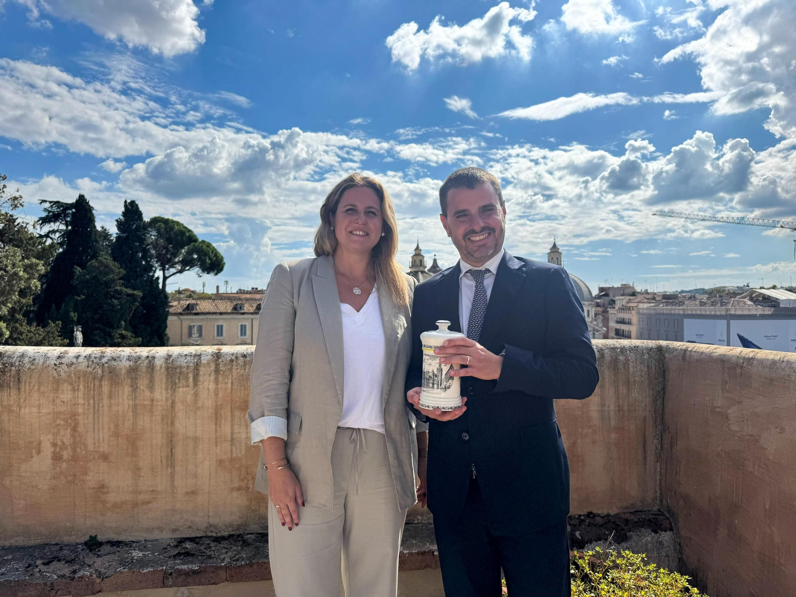 La delegada Angie Moreno con el Consigliere Comunale di Roma Mariano Angelucci.