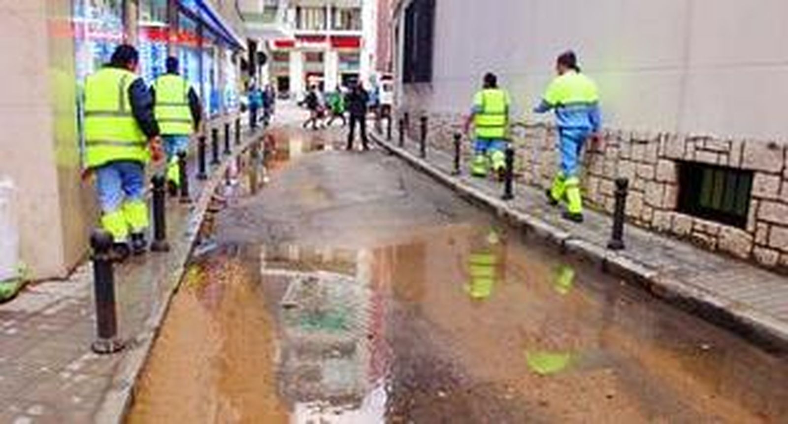 La fuga del agua inundó la zona.