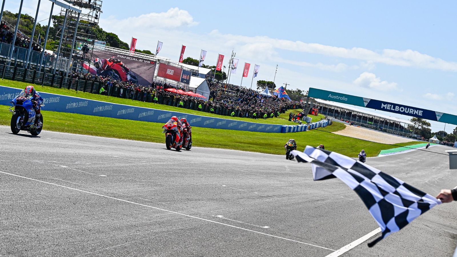 Rins entra por delante de Márquez y Bagnaia en la meta de Phillip Island.