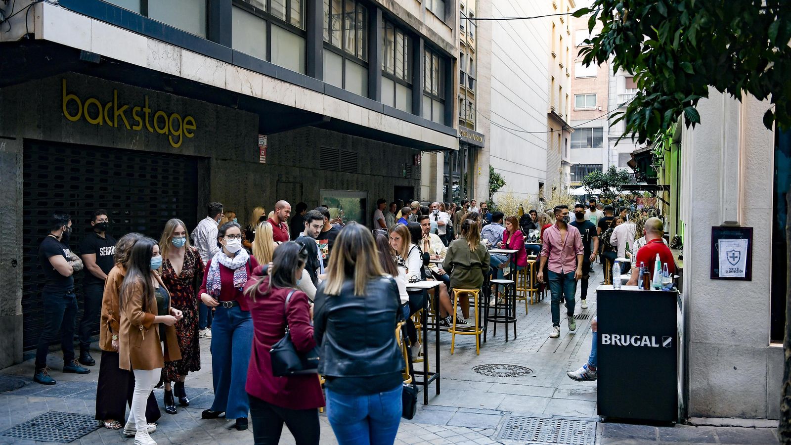 Estado de la calle Angel Ganivet de Granada, este domingo