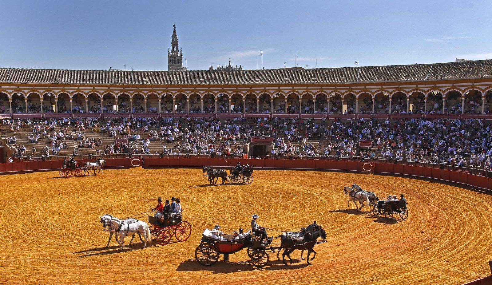 La Giralda fue testigo un año más de la cita caballar en la Maestranza.