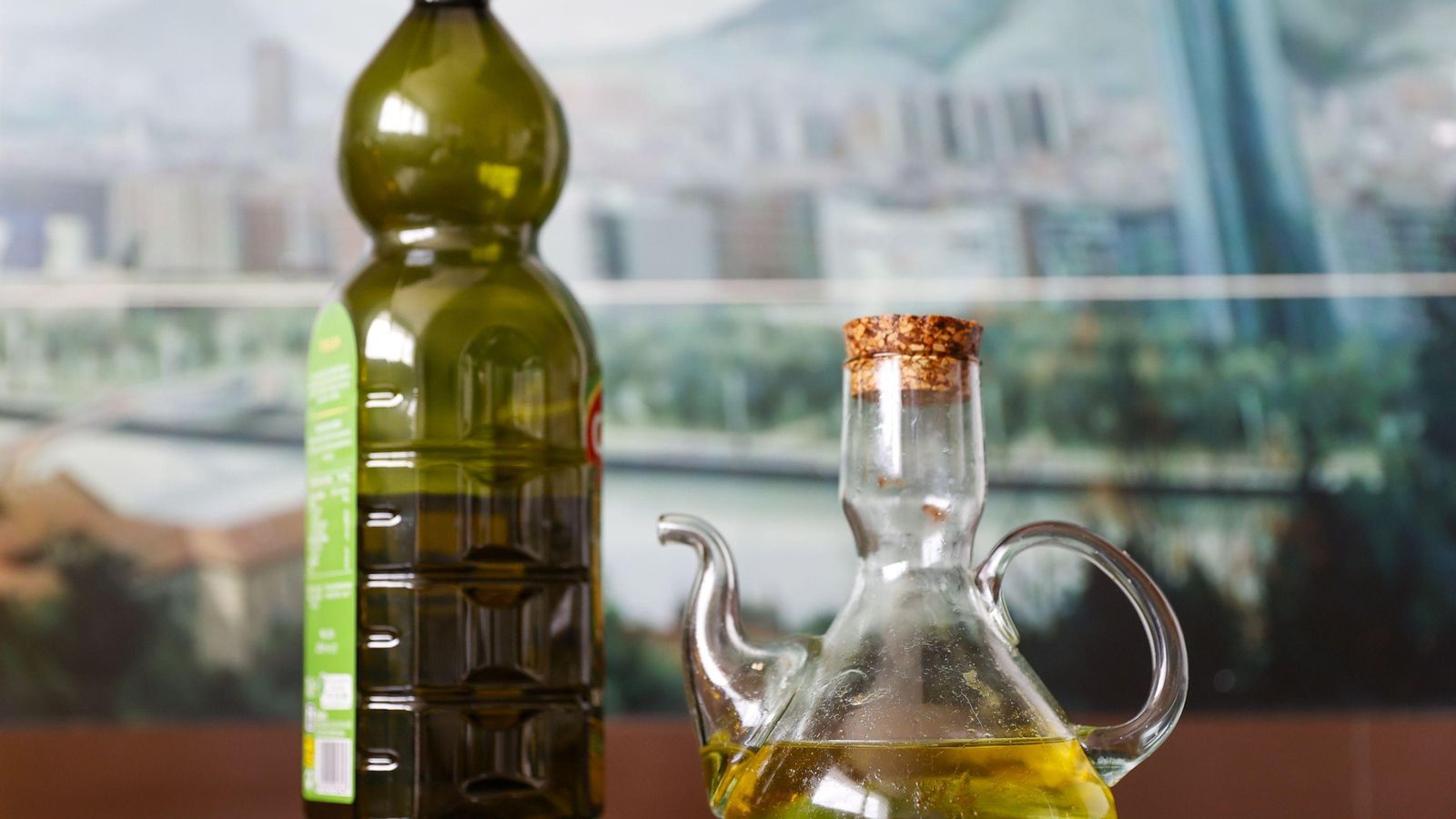 Aceite de oliva de un litro y una aceitera de cristal Aceite de oliva de un litro y una aceitera de cristal