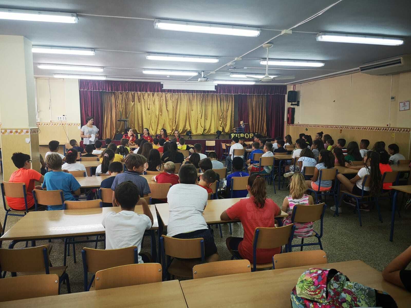 Fotogalería de la visita de las 'Guerreras' a colegios de la provincia