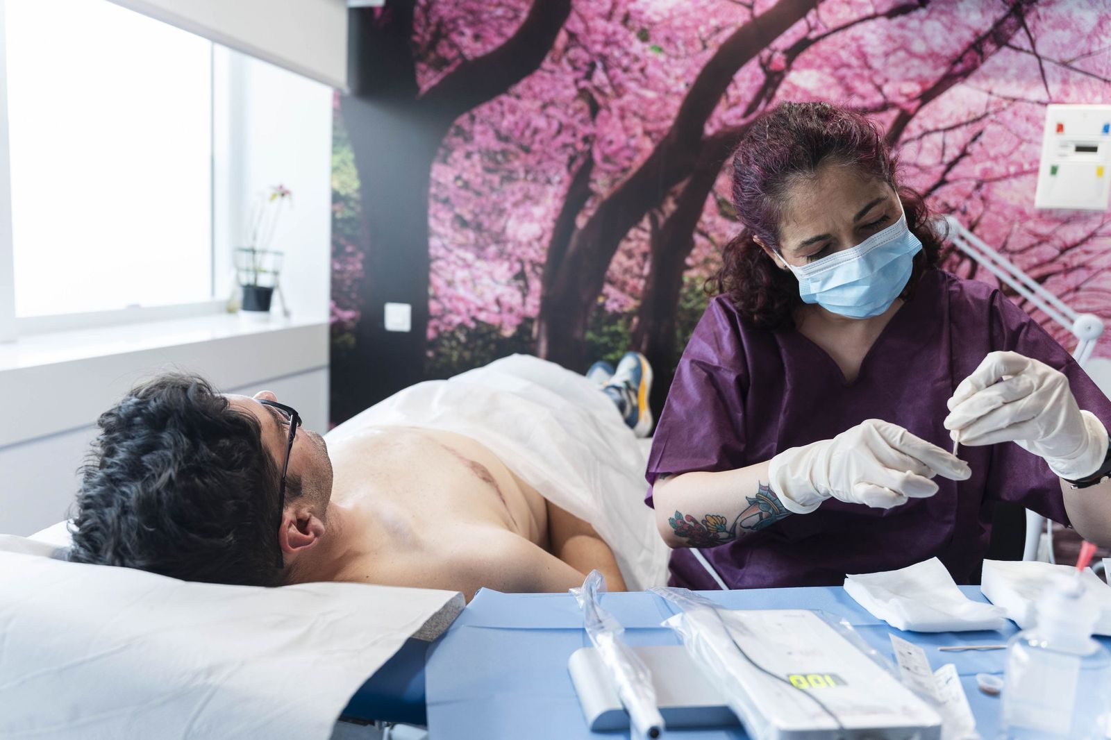 Un tratamiento de micropigmentación por mastectomía en un hombre, en imágenes