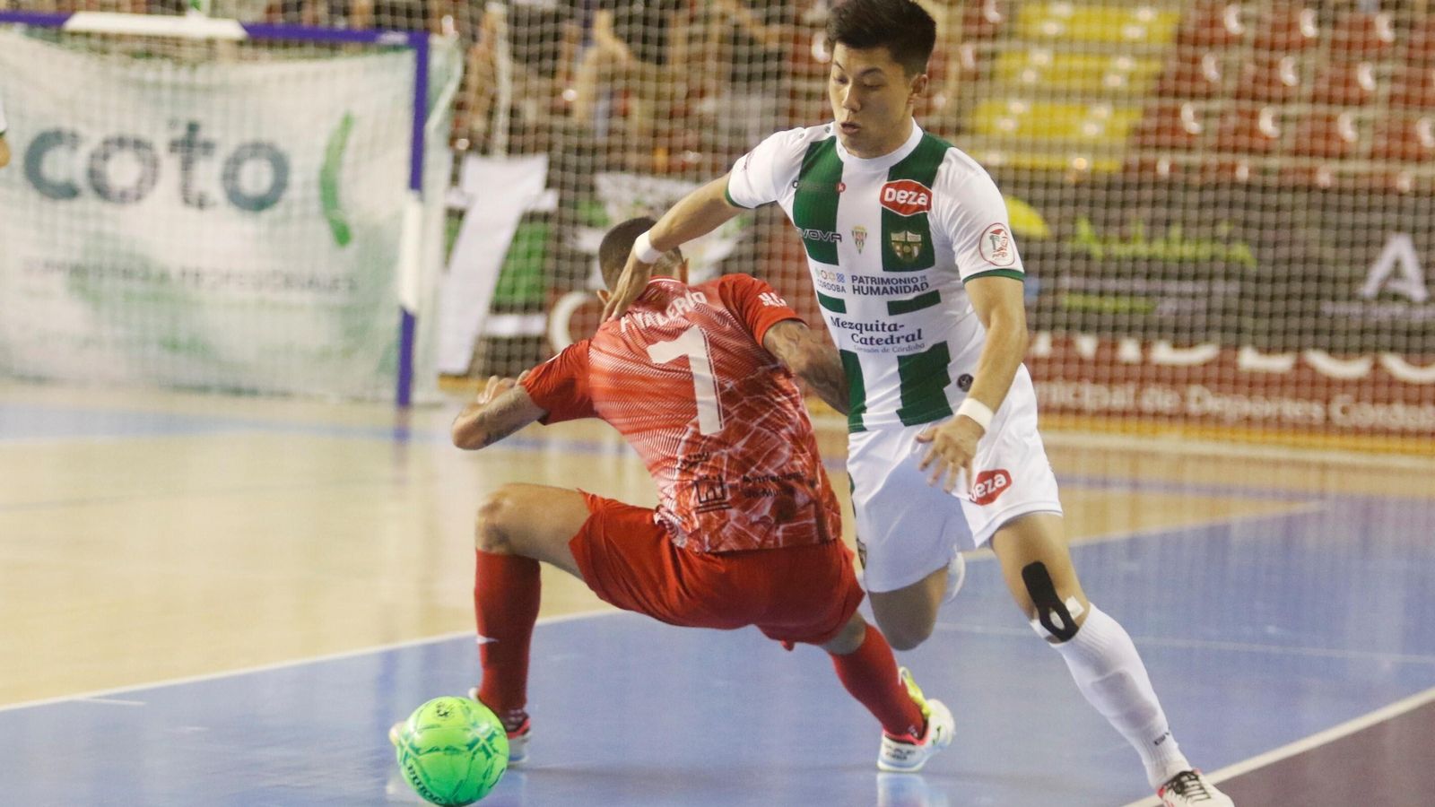 Shimizu tira un caño a Felipe Valerio.