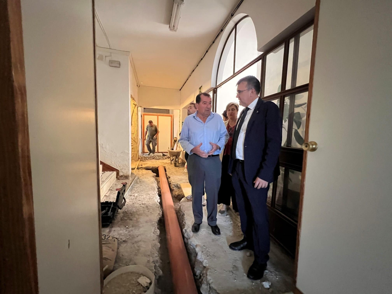 Imagen de la visita a las obras de sustitución de la caldera del Ayuntamiento de Alhama de Granada