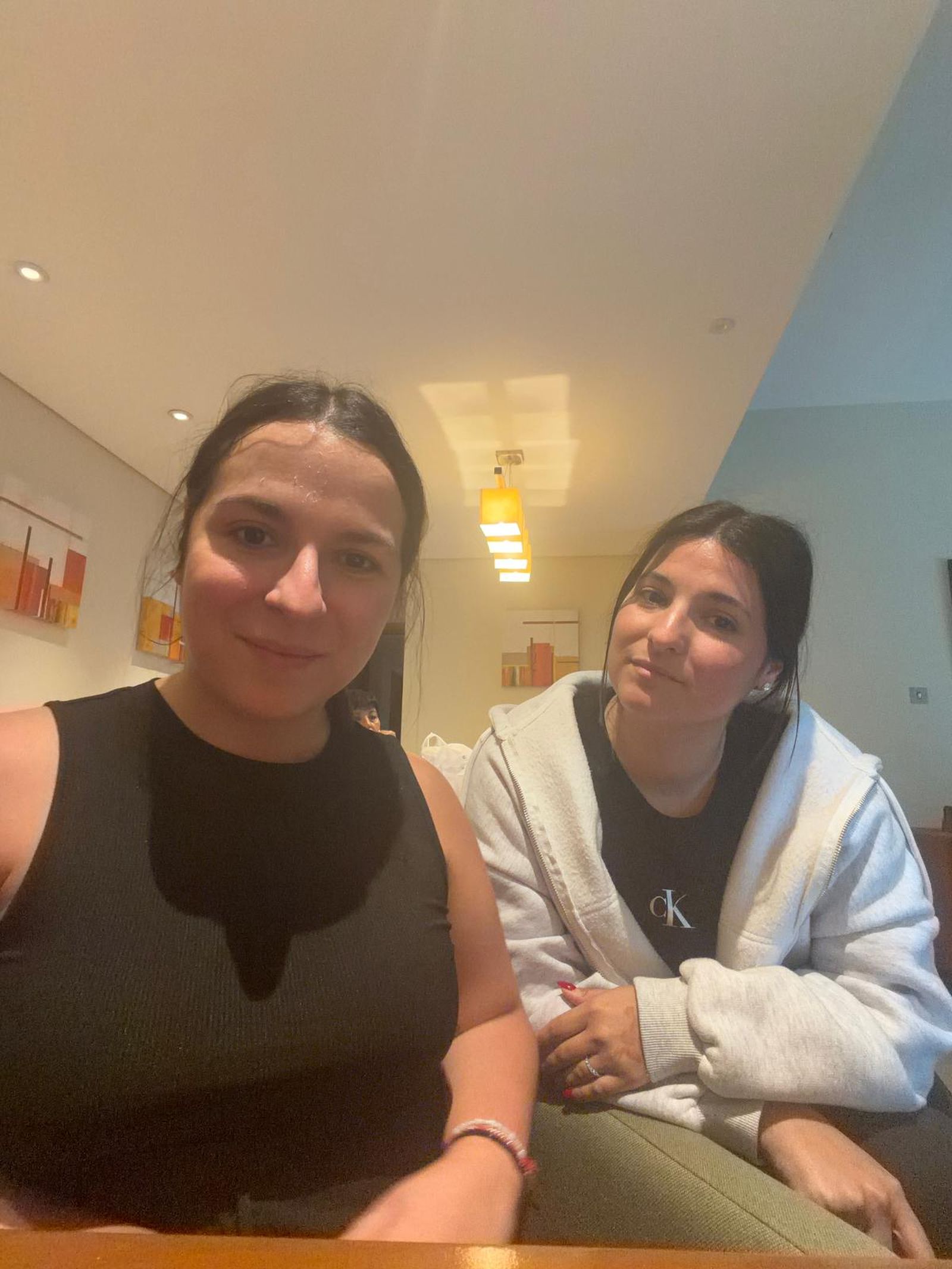 Marina y Elena, en el hotel de Abu Dhabi en el que continúan recluidas desde el sábado.