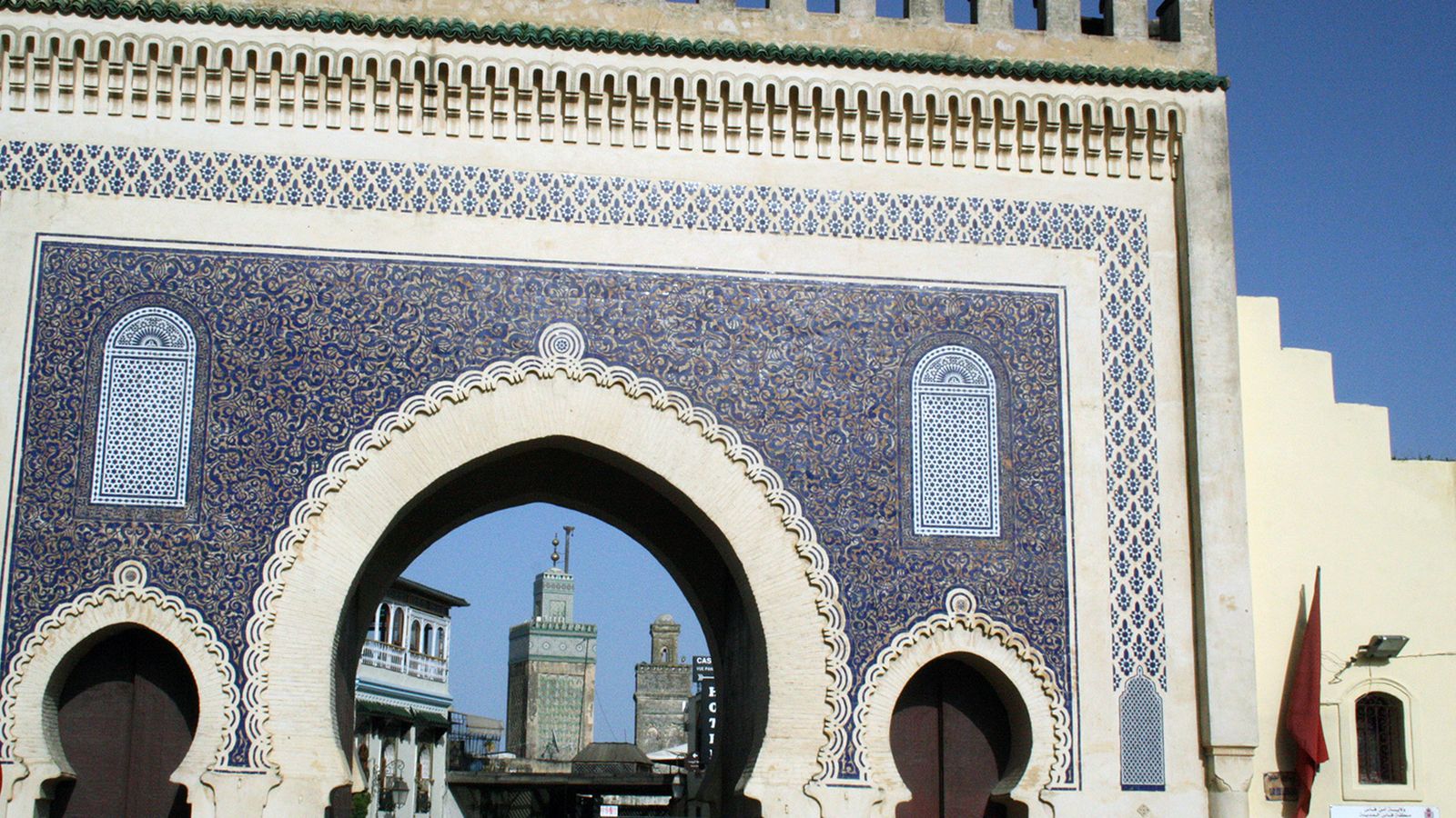La famosa Puerta Azul, por la que se accede a la medina más antigua de Fez, del siglo IX.