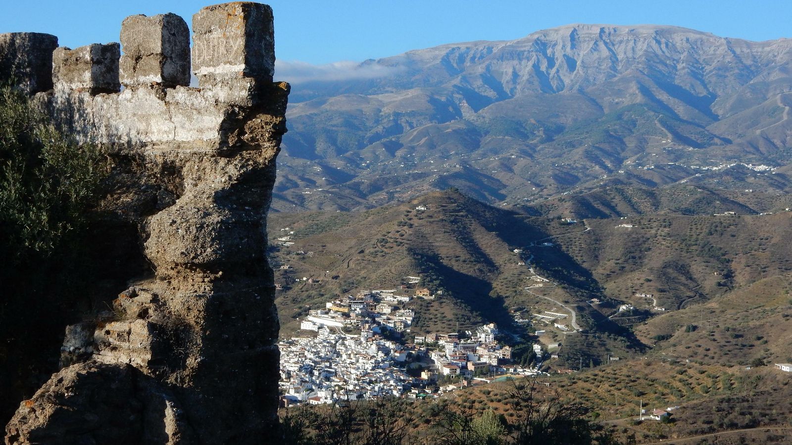 El castillo de Bentomiz es el único de Málaga con sus almenas originales. El castillo de Bentomiz es el único de Málaga con sus almenas originales.